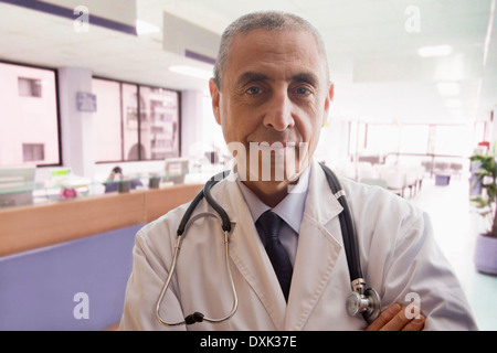 Close up ritratto di fiducioso ispanico medico in ospedale Foto Stock