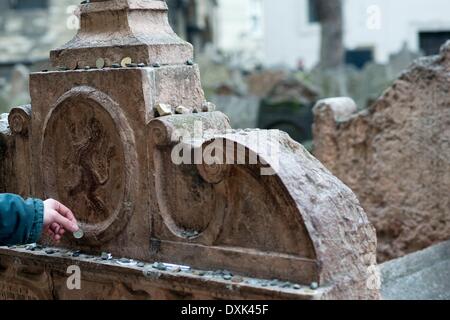 Charles Bridge. Tra i 30 statue dal Charles Bridge spicca il San Juan Nepomuceno; nel caso in cui non si deve dimenticare di toccare il rilievo bronzeo ai suoi piedi. Aprile 2013 Foto Stock