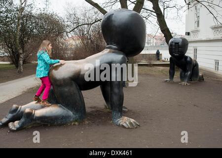 Bambino gigante ridotta isola di Kampa. Praga. Qui ci sono tre sculture in bronzo da artista ceco David Cerny, intitolato 'bébés, tre giganteschi neonati con codici a barre incorporato nel loro facce. Aprile 2013 Foto Stock