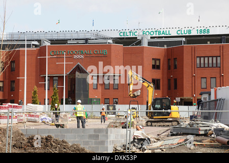 Cambiamenti in corso al di fuori del Celtic Park prima della cerimonia di apertura del Commonwealth Games 2014, London Road, Glasgow, Scozia, Regno Unito Foto Stock