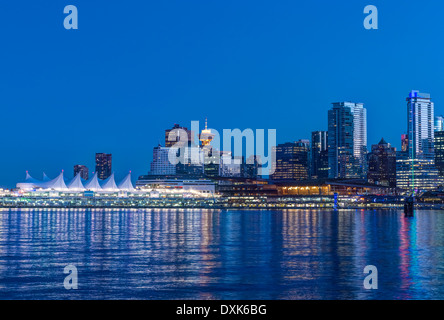 Waterfront skyline illuminata di notte, Vancouver, British Columbia, Canada, Foto Stock