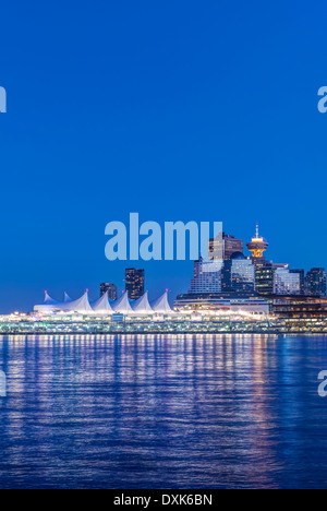 Waterfront skyline illuminata di notte, Vancouver, British Columbia, Canada, Foto Stock