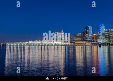 Waterfront skyline illuminata di notte, Vancouver, British Columbia, Canada, Foto Stock