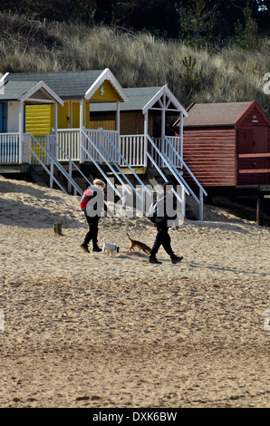 Walkers sulla spiaggia a pozzetti accanto il mare NORFOLK REGNO UNITO Foto Stock