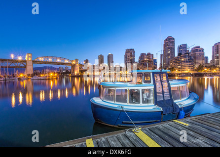 Waterfront skyline e Harbour illuminata di notte, Vancouver, British Columbia, Canada Foto Stock