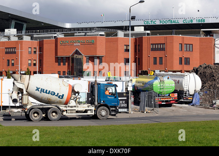 Cambiamenti in corso al di fuori del Celtic Park prima della cerimonia di apertura del Commonwealth Games 2014, London Road, Glasgow, Scozia, Regno Unito Foto Stock