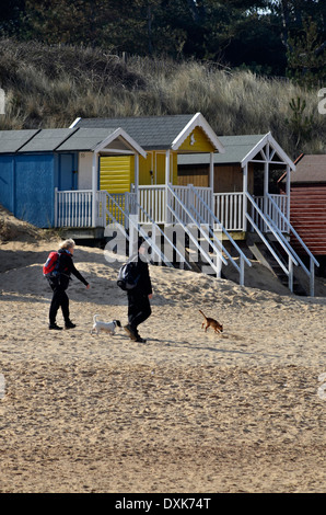 Walkers sulla spiaggia a pozzetti accanto il mare norfolk Inghilterra Foto Stock