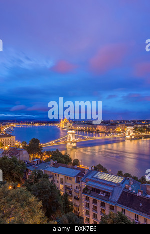 Vista del Ponte della Catena illuminata di notte, Budapest, Ungheria Foto Stock