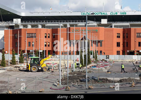 Cambiamenti in corso al di fuori del Celtic Park prima della cerimonia di apertura del Commonwealth Games 2014, London Road, Glasgow, Scozia, Regno Unito Foto Stock