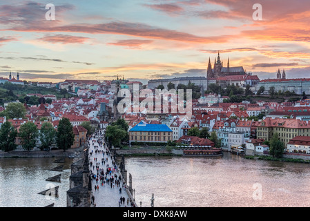 Il Ponte Carlo e il Castello di Praga e la città al tramonto, Praga, Repubblica Ceca Foto Stock