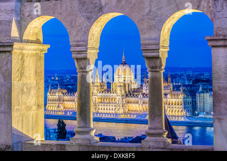 Vista del Palazzo del Parlamento illuminato al crepuscolo, Budapest, Ungheria Foto Stock