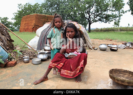 La madre e il bambino seduto fuori la capanna. Musahar o Bhuija tribù. Villaggio Keredari, Distretto Hazaribaug, nello stato del Jharkhand, India Foto Stock