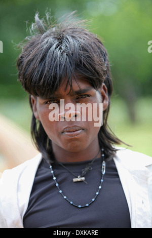 Ritratto di un adolescente ragazzo tribali. Keredari Village e il blocco, Distretto Hazaribaug, nello stato del Jharkhand (India). Foto Stock