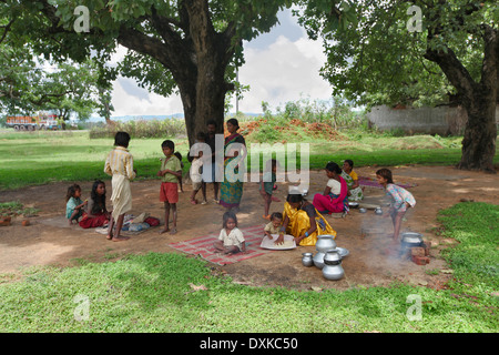 Le popolazioni tribali impegnati in diverse attività quotidiane. Musahar o Bhuija tribù. Villaggio Keredari, Hazaribaug, nello stato del Jharkhand, India Foto Stock