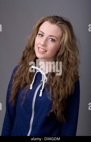 Ritratto di una bella ragazza adolescente indossare una felpa con cappuccio. Foto Stock