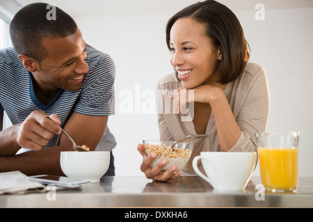 Coppia felice mangiare cereali Foto Stock