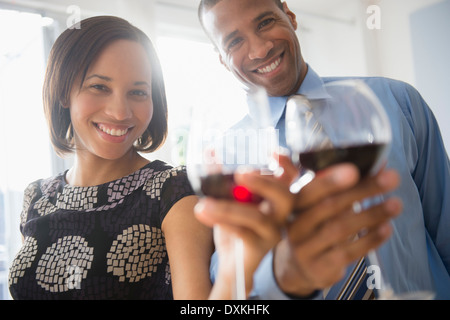 Ritratto di coppia felice tostatura di bicchieri di vino Foto Stock