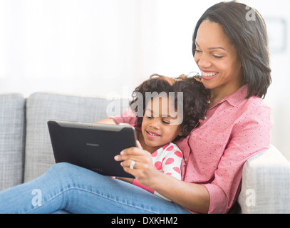 African American madre e figlia con tavoletta digitale Foto Stock