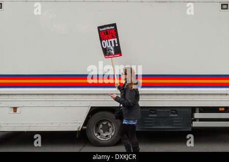 Migliaia di insegnanti e sostenitori marzo a Londra il dado giorno di sciopero Foto Stock