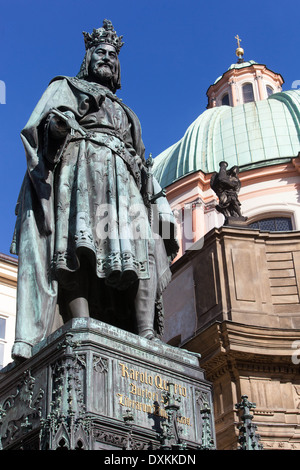 Statua del re ceco Carlo IV, Piazza dei Cavalieri della Croce, Città Vecchia, Praga Foto Stock