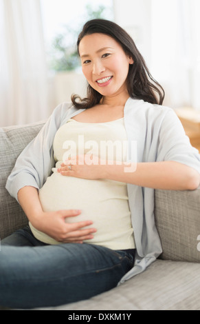 Ritratto di donne incinta Donna Giapponese holding stomaco Foto Stock