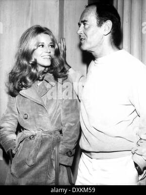 JANE FONDA con Henry Fonda sul set di CHASE (1966) Foto Stock