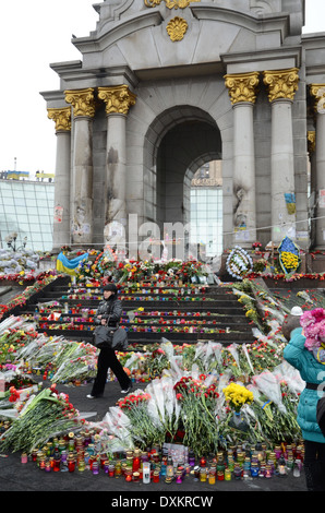 Maidan dolorosi riempito di fiori e candele Foto Stock