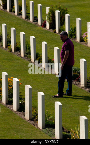 AJAXNETPHOTO. ETAPLES, FRANCIA. CIMITERO DELLE TOMBE DI GUERRA DEL BRITISH & COMMONWEALTH - UN VISITATORE ALLA RICERCA DI UN NOME. FOTO: JONATHAN EASTLAND/AJAX Foto Stock