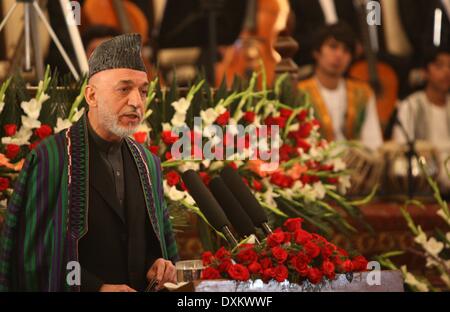 A Kabul, Afghanistan. 27 Mar, 2014. Afghanistani presidente Hamid Karzai affronta il nuovo anno celebrazione presso il palazzo presidenziale a Kabul, Afghanistan, Marzo 27, 2014. Visita il presidente dell'Iran Hassan Rouhani e altri leader regionali uniti Afghanistani il presidente Hamid Karzai a Kabul il giovedì per celebrare celebrando il Persiano Anno nuovo, Nawroz. © Ahmad Massoud/Xinhua/Alamy Live News Foto Stock