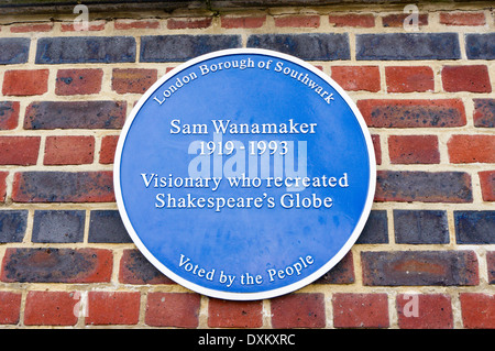 Una targa blu commemorando Sam Wanamaker sul lato del Globe Theatre di Londra Foto Stock