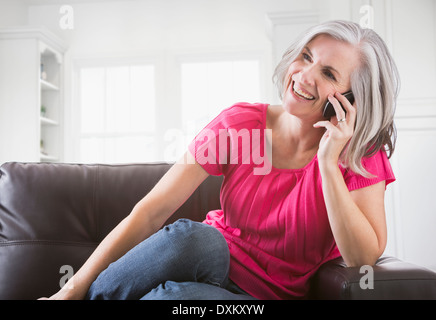 Felice donna caucasica parlando al cellulare Foto Stock