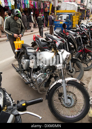 India, Jammu e Kashmir Jammu, Raghndath Bazaar, Royal Enfield Bullet motociclo parcheggiato sulla strada Foto Stock