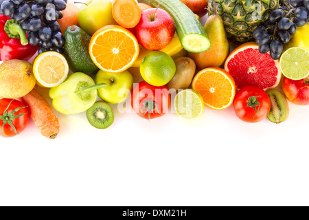 Una pila di prodotti freschi, sani frutti e verdure su bianco. Foto Stock