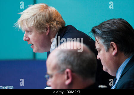 Londra, 27 marzo 2014. Boris Johnson, top, vice sindaco per la criminalità e le forze di polizia Stephen Greenlagh e ha incontrato la polizia vice commissario Craig Mackey come le forze di polizia e la criminalità Comitato del gruppo di Londra domande su undercover policing e la governance della Metropolitan Police. Credito: Paolo Davey/Alamy Live News Foto Stock