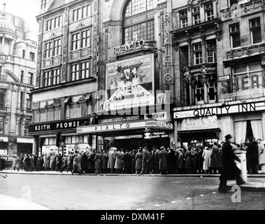 RIALTO CINEMA, Coventry Street, Londra nel 1953 ARENA Foto Stock