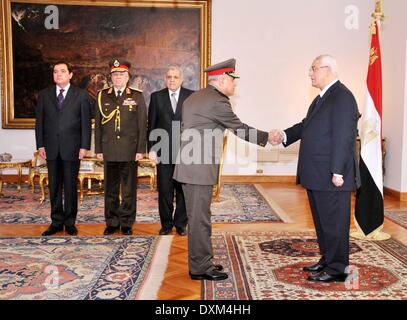Il Cairo, Egitto. 27 Mar, 2014. Un documento immagine dal Medio Oriente News Agency (MENA) mostra militare egiziano capo del personale, Gen. Sedki Sobhi (2nd, R), agitando le mani con l'Egitto il Presidente ad Interim Adli Mansour (1a, R) al Cairo, Egitto, 27 marzo 2014. Militare egiziano capo del personale, Gen. Sedki Sobhi, ha preso il giuramento di ufficio il giovedì, come il paese del nuovo ministro della difesa per il successo del suo predecessore Abdel-Fattah al- Sisi, che ha rassegnato le dimissioni per funzionare per il presidente, lo Stato egiziano TV segnalati. Credito: MENA/Xinhua/Alamy Live News Foto Stock