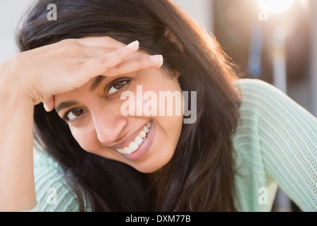 Close up ritratto di sorridere donna asiatica Foto Stock