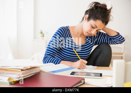 Asian studente a tavola Foto Stock