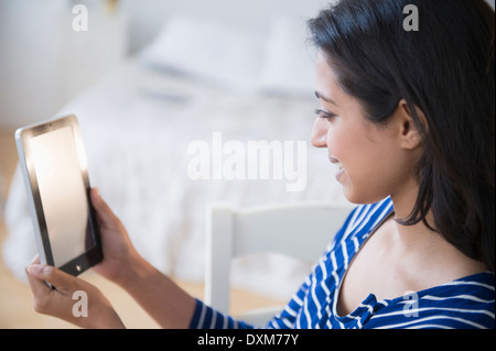 Donna asiatica con tavoletta digitale Foto Stock