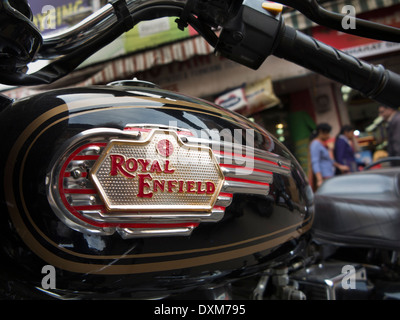 India, Jammu e Kashmir Jammu, Rajinder Bazaar, Royal Enfield Bullet motociclo monogramma sul serbatoio della benzina Foto Stock