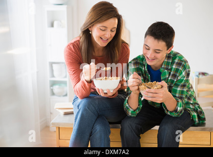 Caucasian madre e figlio mangiare cereali insieme Foto Stock