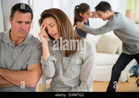 Frustrati i genitori caucasici ascoltando i bambini lotta Foto Stock