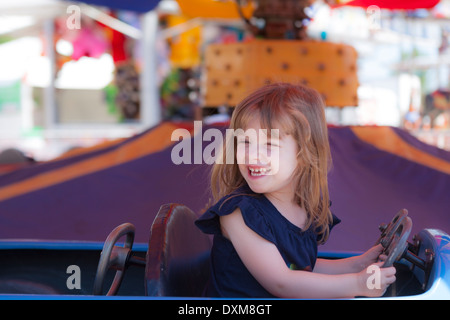 Ragazza al parco divertimenti Foto Stock