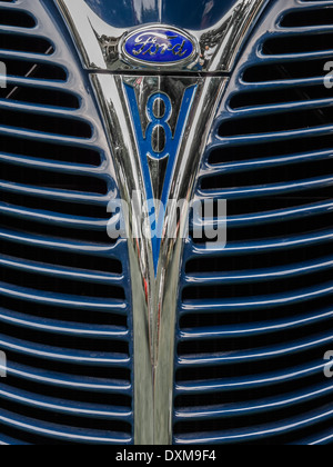 Primo piano immagine del grill ed emblema di un classico Ford. Foto Stock