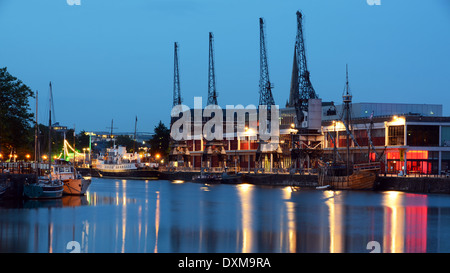 Ora blu da Hanover Quay, mostrando le gru e barche di Bristol Docks Foto Stock