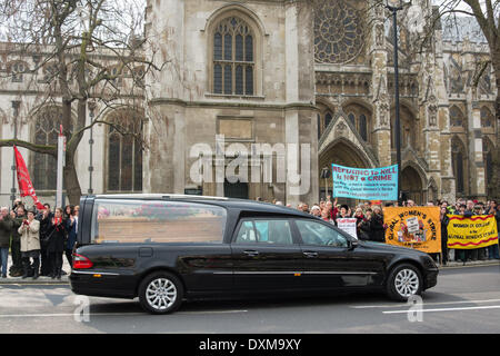 Londra, UK . 27 Mar, 2014. La folla lungo le strade di dire addio a Tony Benn, come il suo corteo funebre arriva alla chiesa di St Margaret, Westminster per il servizio funebre. Tony Benn era una manodopera britannica politico e di un membro del Parlamento (MP) per 47 anni tra il 1950 e il 2001. Morì all'età di 88. Credito: Patricia Phillips/Alamy Live News Foto Stock