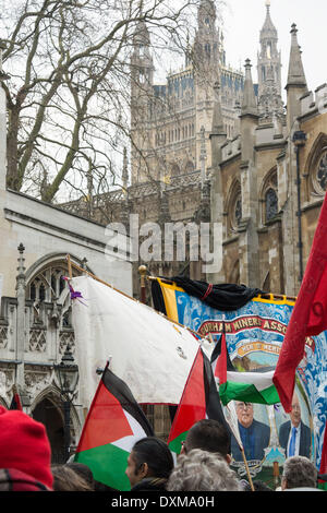 Londra, UK . 27 Mar, 2014. Una folla di persone in lutto al di fuori di chiesa di St Margaret, Westminster durante il servizio funebre di Tony Benn. Tony Benn era una manodopera britannica politico e di un membro del Parlamento (MP) per 47 anni tra il 1950 e il 2001. Morì all'età di 88. Credito: Patricia Phillips/Alamy Live News Foto Stock