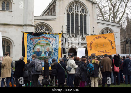 Londra, UK . 27 Mar, 2014. Una folla di persone in lutto attendere al di fuori di chiesa di St Margaret, Westminster durante il servizio funebre di Tony Benn. Tony Benn era una manodopera britannica politico e di un membro del Parlamento (MP) per 47 anni tra il 1950 e il 2001. Morì all'età di 88. Credito: Patricia Phillips/Alamy Live News Foto Stock