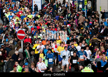 Il 2014 Coventry Half Marathon start, Coventry, Regno Unito. Foto Stock