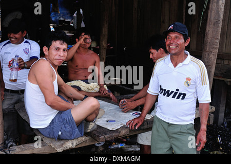 Giocare a poker in palafito- Mercato di Belen a Iquitos . Dipartimento di Loreto .PERÙ Foto Stock